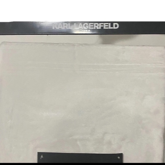 Karl Lagerfeld Paris White Milky Plush Throw Blanket 60 x 70 inches Brand New - Picture 6 of 8